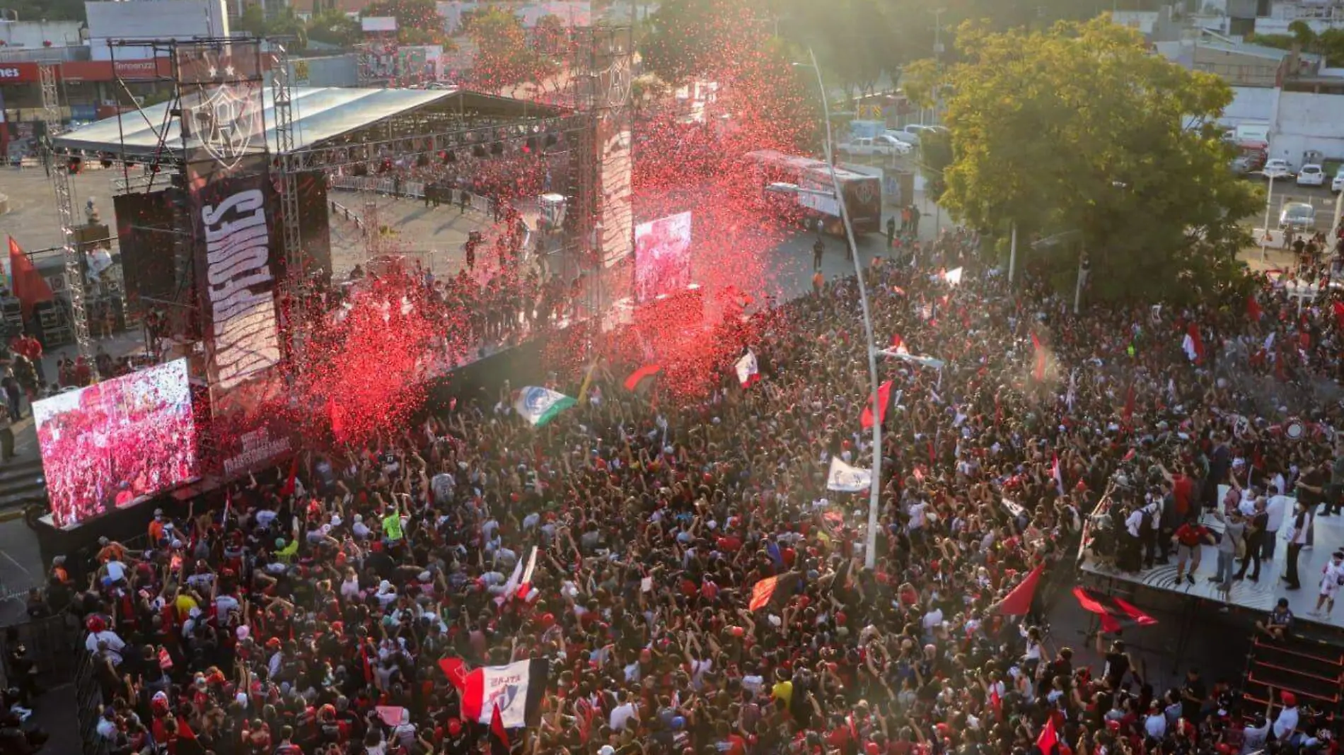 Festejo afición y jugadores Atlas